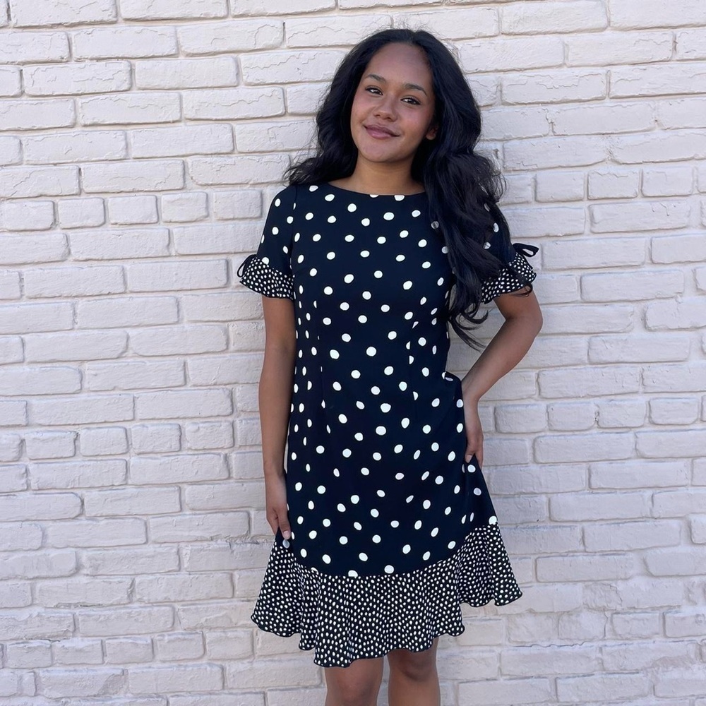 Talbots black and white polka dot ruffle dress
Fits sz xs to s